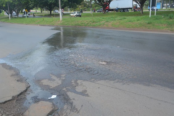 Pedestre denuncia vazamento de água que estaria ocorrendo há 1 ano em Patos de Minas