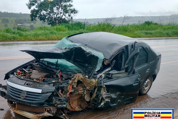 Carro aquaplana na MGC 354 entre Patos de Minas e PO, bate em caminhão e 3 ficam feridos