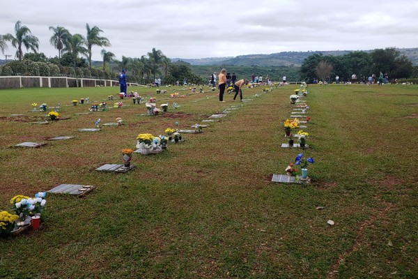 Dia de Finados tem movimento menor do que em outros anos nos cemitérios de Patos de Minas
