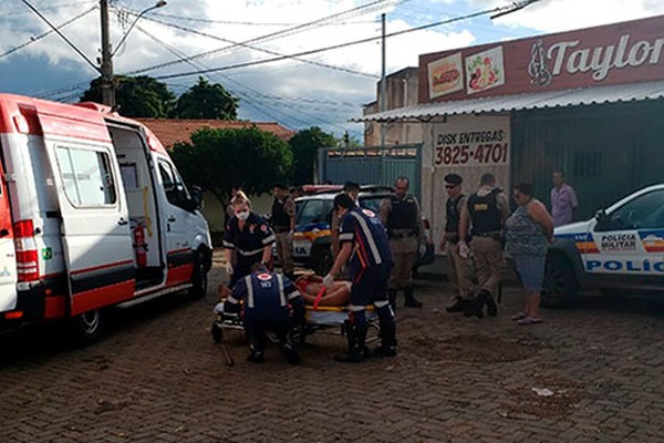 Homem de 28 anos tira a roupa, sobe em viatura e dá trabalho à Polícia Militar de Patos de Minas