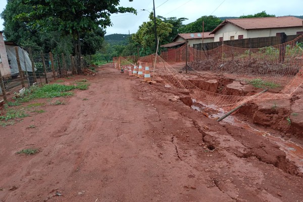 Obras da Copasa no distrito de Pilar deixam rua tomada por lama e buracos e causam transtornos