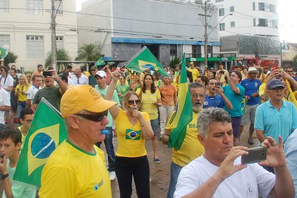 Com chuva, manifestação no centro de Patos de Minas pede fora Lula, Dilma e o PT
