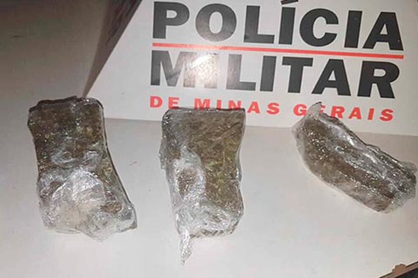 Garoto de 15 anos é apreendido após policiais encontrarem droga no cesto de roupa suja em Patos de Minas