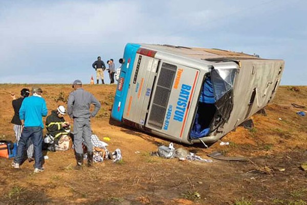 Ônibus com mais de 50 passageiros tomba na BR 365 deixando pelo menos 10 feridos