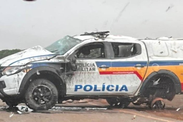 Policial militar fica ferido após viatura capotar em Tiros