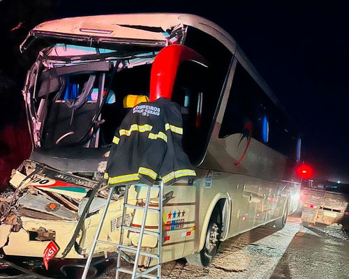 Colisão entre ônibus e carreta deixa 19 feridos na MG-410, em Lagoa Grande