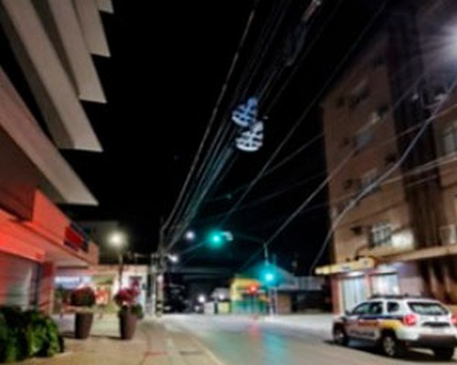 Caminhão trafega na contramão e rompe fiação no Centro de Patos de Minas