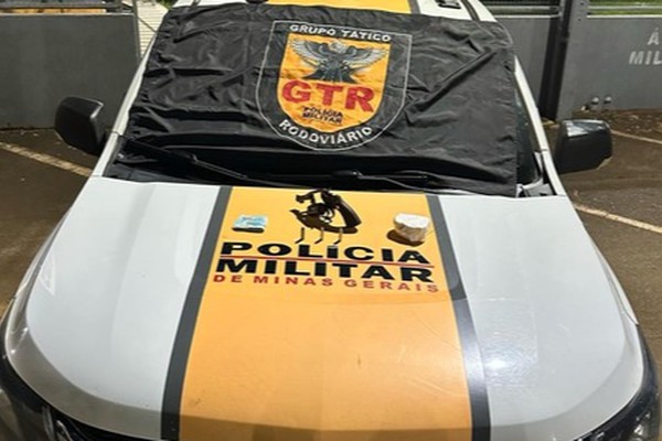 Jovem com 3 mandados de prisão é preso na LMG 743 após jogar criança ao solo; outro foragido foi preso no local