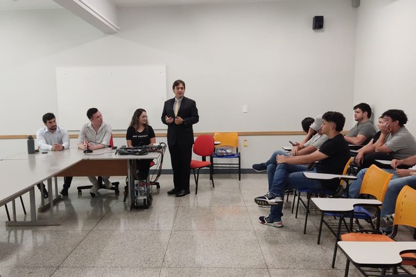 DCE do Unipam reúne alunos e parlamentares em debate sobre política e direito em Patos de Minas