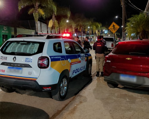 Viatura da polícia é atingida por carro quando policiais registravam ocorrência na Av. Marabá