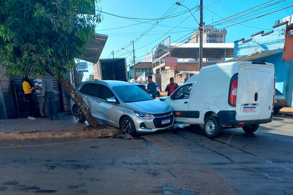 Acidente envolve 3 veículos após motorista avançar cruzamento no Centro de Patos de Minas