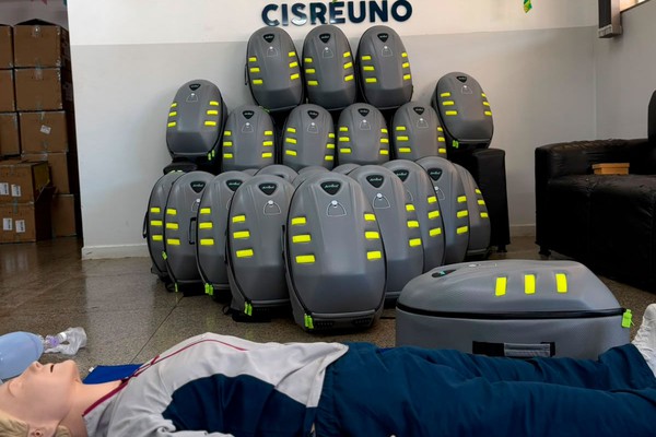 SAMU equipa ambulâncias básicas com compressor torácico de alta tecnologia para salvar vidas