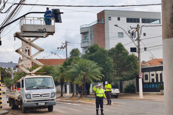 Semáforos são instalados em cruzamento movimentado da Avenida Paranaíba, em Patos de Minas