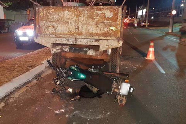 Motociclista fica gravemente ferido ao bater em carretinha da Prefeitura na Avenida Marabá