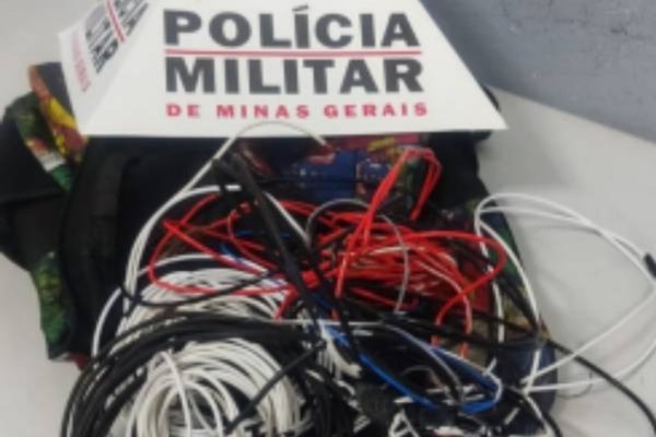 Homem é preso ao ser flagrado arrancando fiação elétrica de residência em Patos de Minas