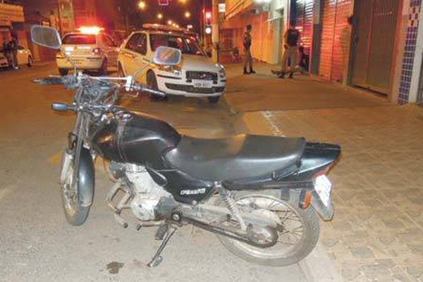 Jovem é flagrado pela PM tentando furtar motocicleta na avenida Brasil