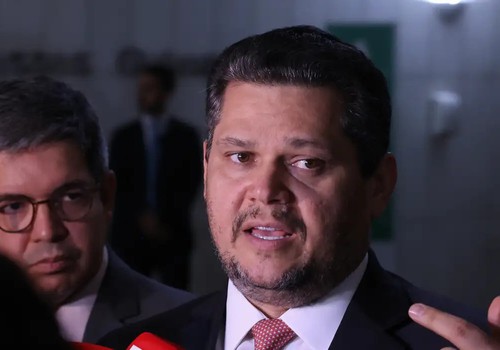 Alcolumbre mantém PEC 6x1 travada em semana esvaziada no Senado
