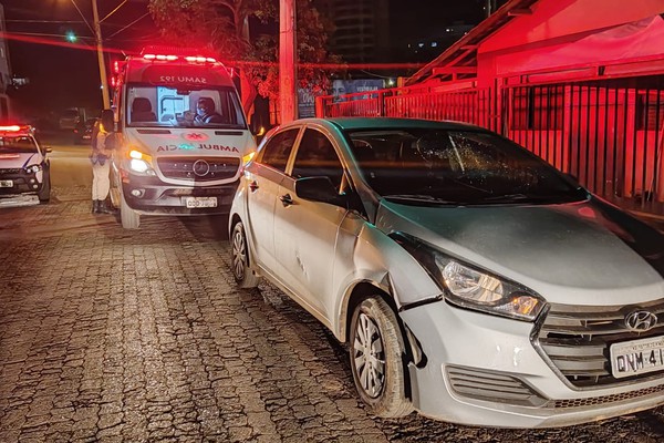 Ciclista fica ferido após descer Avenida Brasil e bater em carro; testemunhas relatam alta velocidade