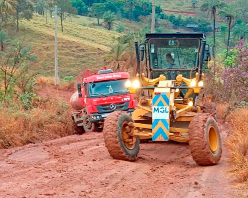 MGC-352 amanhece tomada pelo barro e motoristas precisam ser arrastados por tratores