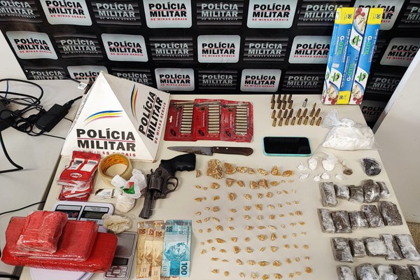 Polícia cumpre mandado e prende homem com arma, drogas e materiais ligados ao tráfico em Patrocínio