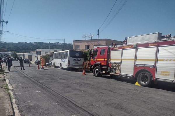 Ônibus se desgoverna durante manutenção, atropela e mata homem de 61 anos em Araxá
