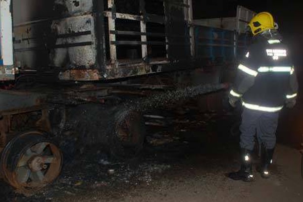Após incêndio em bitrem abandonado no Planalto, PM descobre que veículo foi furtado
