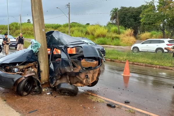 Veículo bate violentamente em poste de iluminação e motorista de 27 anos morre, em Araxá