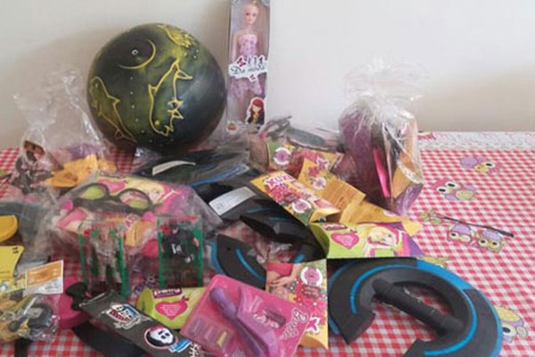 Grupo Geração da Alegria faz blitz para receber brinquedos para Campanha de Natal