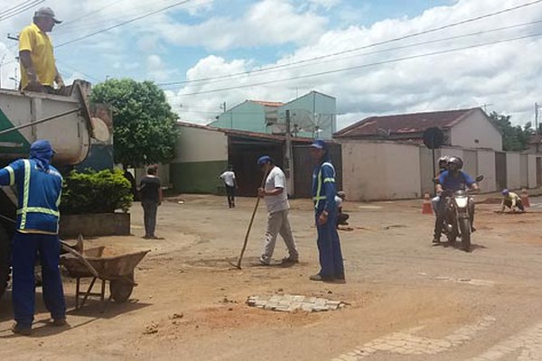Sem asfalto, servidores da Prefeitura fazem operação tapa-buracos com bloquetes e concreto