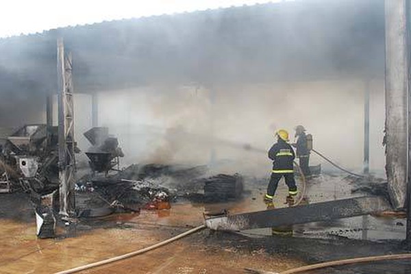 Incêndio destrói maquinário e parte de imóvel dando prejuízo de mais de R$ 100 mil