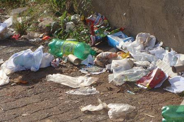Serviço de coleta deixa de recolher lixo pela 2ª vez e moradores ficam indignados