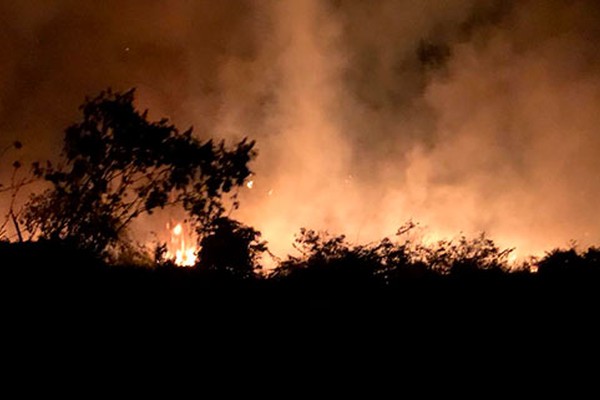 Mata do Catingueiro volta a arder em chamas e revolta moradores em Patos de Minas