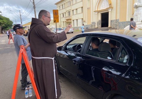 Chuva de bênçãos! Frades Capuchinhos abençoam veículos e condutores em Patos de Minas