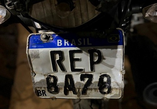 Jovem sem CNH é preso com moto vermelha pintada de preto e azul e com placa adulterada