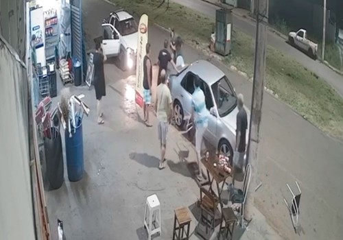 Vídeo mostra confusão que terminou com homem atropelado e prensado contra carro em Patrocínio