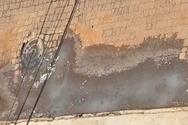 Morador reclama de vazamento de esgoto há mais de 10 dias na porta de sua casa