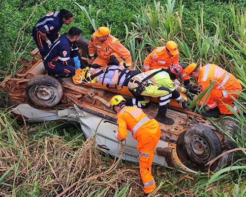 Picape sai da pista, desce ribanceira e cai na Lagoa do Patão em Patos de Minas