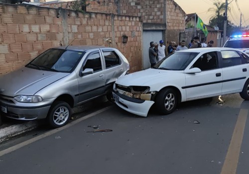 Motorista perde o controle, bate em carro estacionado e é preso por embriaguez em Patos de Minas