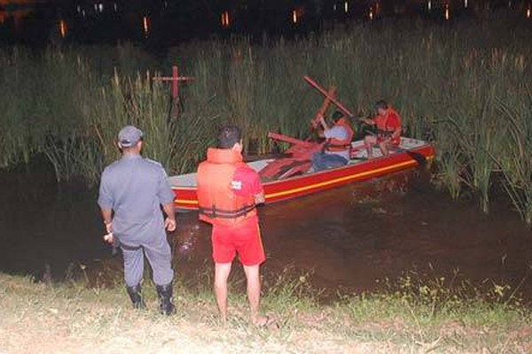 Prefeitura aciona Corpo de Bombeiros e retira cruzes da Lagoa Grande