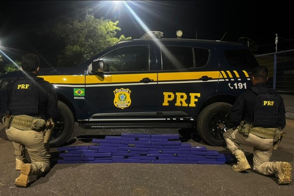 Após fuga de 50 quilômetros e perseguição, PRF e PM apreendem carro abarrotado de maconha na BR 365