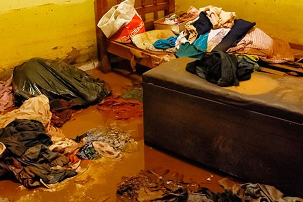 Moradores que tiveram casas alagadas relatam momentos de desespero e grandes prejuízos