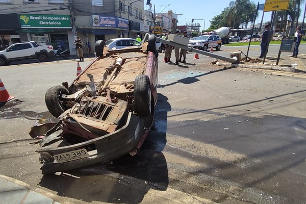 Motorista passa mal, perde o controle e capota veículo em pleno centro de Patos de Minas