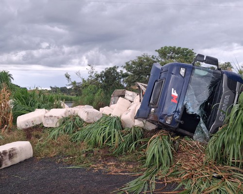 Carreta carregada com algodão tomba na BR354 e motorista acaba preso por embriaguez
