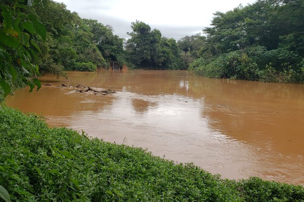 Rio Paranaíba já está acima do nível normal e previsão é de chuvas ao longo de toda a semana