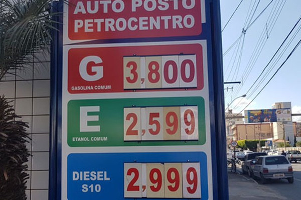 Posto de combustível reduz o preço da gasolina e do álcool e consumidores agradecem