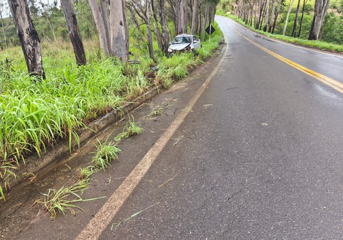 Aquaplanagem faz carro bater em árvore e deixa motorista ferido na MGC-354