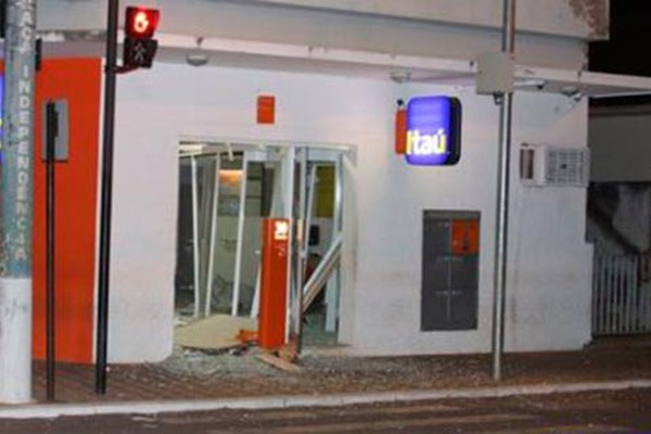 Bandidos fortemente armados explodem a Agência do Banco Itaú em Presidente Olegário