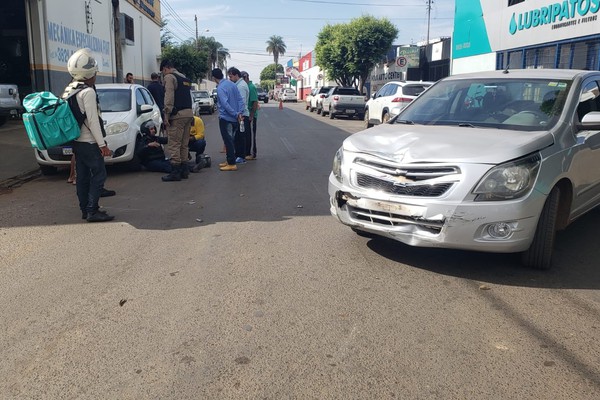 Motociclista fica ferido ao bater em carro que saía de troca de óleo na rua Dona Luiza