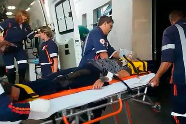 Jovem grávida de 6 meses fica gravemente ferida em batida com carro e moto em Patos de Minas