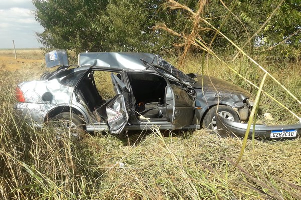 Motorista de 29 anos acaba preso por embriaguez após carro capotar na MG 230 e deixar 5 feridos